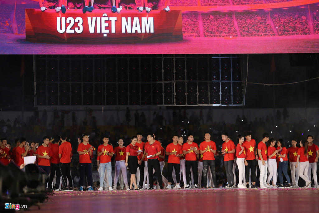 Mỹ Tâm cười tươi khi được Công Phượng tặng son